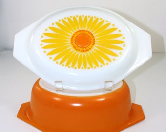 Vintage Pyrex Daisy Oval casserole dish with Daisy cover