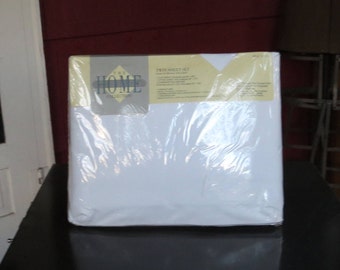 Vintage 1980s 1990s NOS Home twin sheet J C Penney set flat fitted percale 1 pillowcase cotton polyester 39" by 75" mattress (62417)