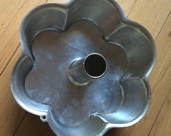 Rare mid century flower shaped bundt pan. Heavy aluminum bundt pan with removable bottom. Flower shaped bundt cake pan. Kitsch.