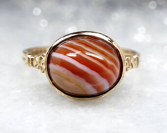 Vintage 1975 9ct Yellow Gold Ornate Chalice Striped Banded Orange Agate Ring / Size P