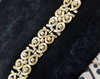 Lovely Gold Tone Bracelet with Faux Pearl Details