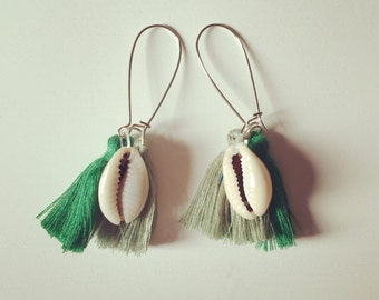 Pom poms and shell dangling earrings