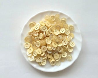 50 100 250 pieces Bulk Buttons, button lot, wholesale buttons. vintage buttons. plastic buttons. mixed colours. old buttons. craft buttons