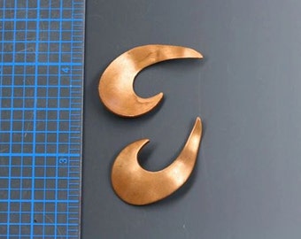 Copper embellishment. 3/4" x 1 1/4". Priced per stamping. Vintage 3-d curved copper component. Beadwork, Jewelry making, Jewelry supply.