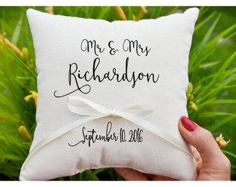 Señor y señora, almohada personalizada anillo portador, anillo de bodas almohada, almohadilla de la boda, sostenedor del anillo, anillo portador almohada, personalizado (R49)