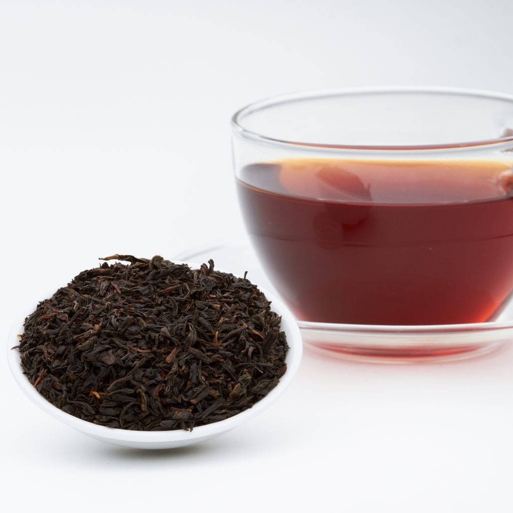 Черный чай желудок. Чай Блэк Теа. Чай черный с перцем и гвоздикой. Черный чай на белом фоне. Черный чай иранский.