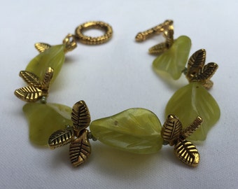 Flower carved olivine beaded bracelet