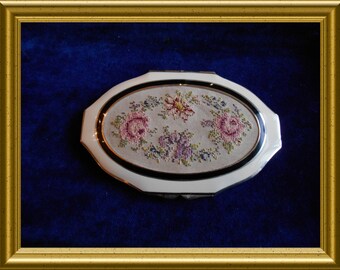 Gorgeous vintage powder compact : embroidery flowers