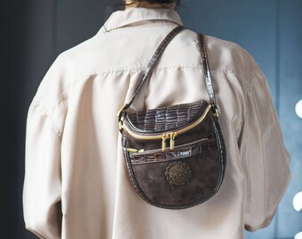 Vintage faux leather saddle bag small. Dark brown shoulder bag zippered oval top. Croco Pattern Women Purse. 90s fashion flower front bag