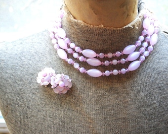 Sweet vintage 50s, lavander, pastel purple, lucite jewerly set: chocker necklace and clip on earrings,