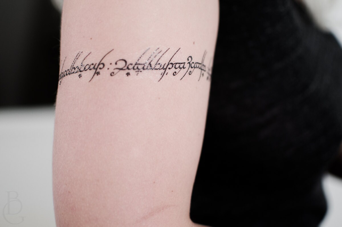 Тату на руке для девушек надписи на руке с переводом фото эскизы