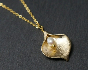 Gold Lily Necklace, with Freshwater Pearl. Gold Pearl Necklace. Calla Lily Necklace. Gold Flower Necklace. Gold pendant necklace.