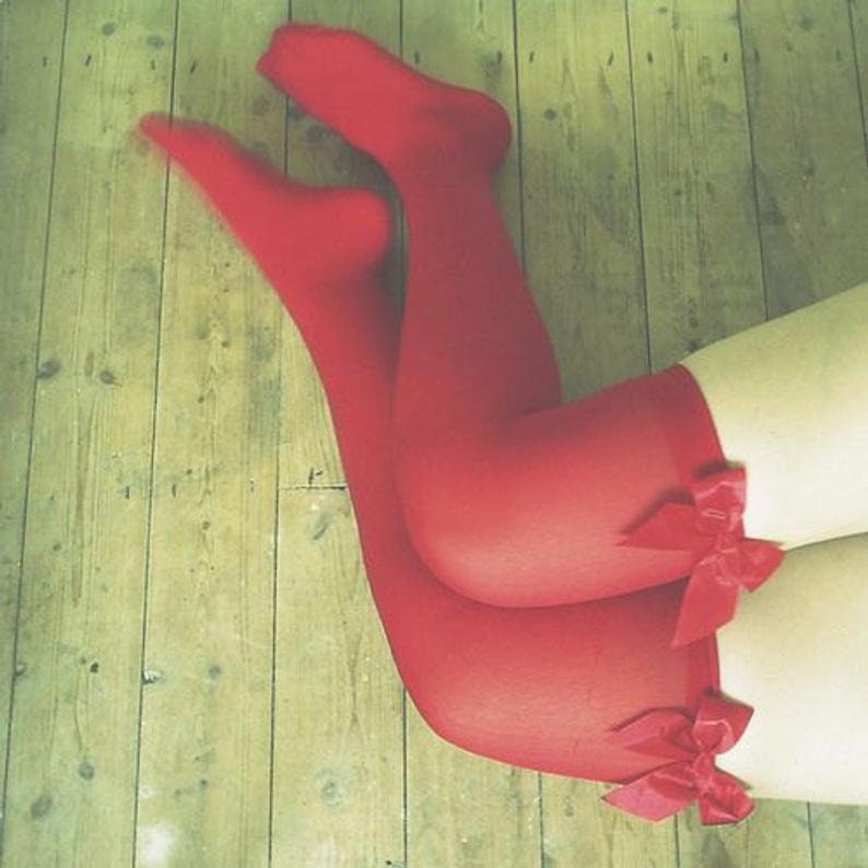 чулки красного цвета. в красных колготках чулках. чулки с красным швом. женские стопы в красных чулках. чулки softline 5516.