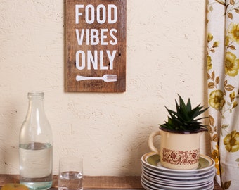 Upcycling-Holzschild: Food Vibes Only
