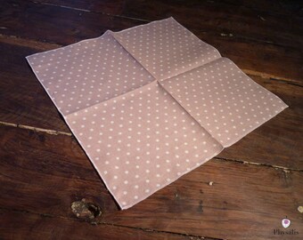Set of 2 napkins, in off-white on light brown background