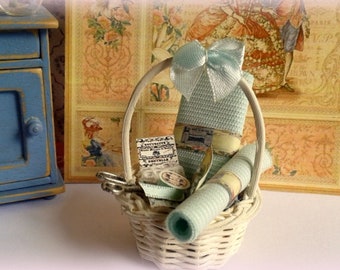 miniature 1: 12 scale-dollhouse Vintage sewing basket.