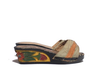 7 -7.5 | 1940's Carved Wood Wedge Sandals Black and Yellow w/ Red Floral Print