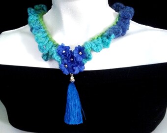 Beautiful and nostalgic necklace for women woven in blue with flowers