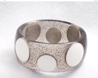 Memorial Day Sale, Vintage Lucite Polka Dot Bangle, Black Glitter Bracelet, Lucite Glitter Bangle, Vintage Lucite Jewelry, Retro Plastic Jew