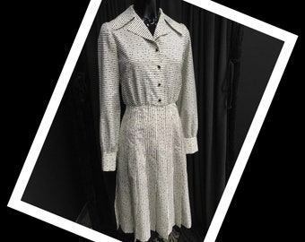 Vintage Parisian year's 70 dress with pleated skirt