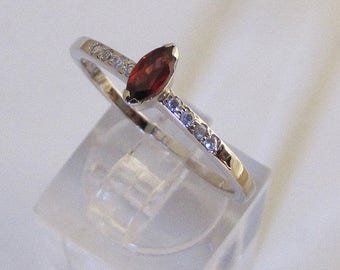 Ring sterling silver decorated with Garnet "Shaped shuttle" size 50