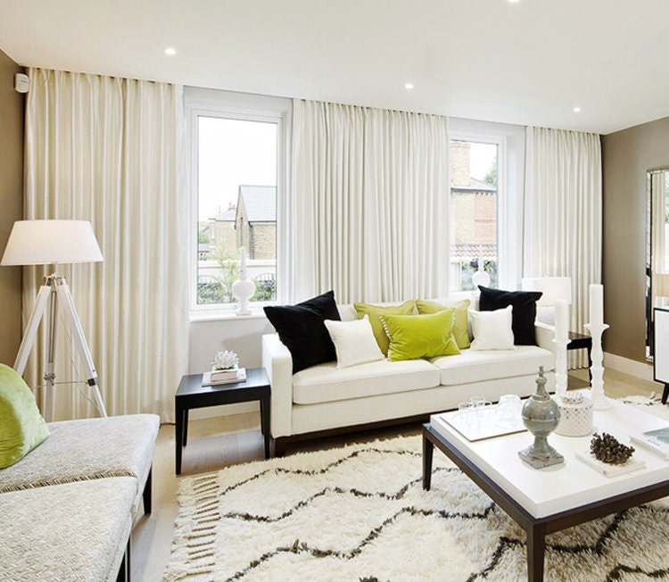 белый интерьер гостиной. светлые шторы в гостиную. белый интерьер. шторы в гостиную белого цвета. занавески в гостиную в современном стиле.