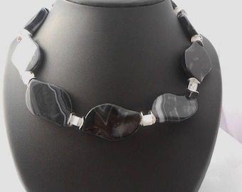 Necklace agate black petal 38 x 24 mm + glass beads white cube 5 x 5 mm