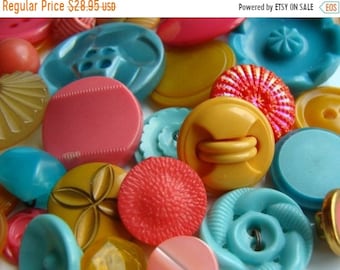 ONSALE 3 Dozen Plus Antique Buttons Vintage Glass Buttons Button Jewelry Collection Lot N0 31