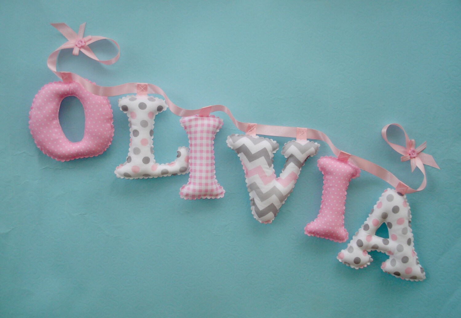 платье из ткани с газетным принтом. ткань версаче versace. платье ткань буквы. ткань с принтами. платье ткань буквы.