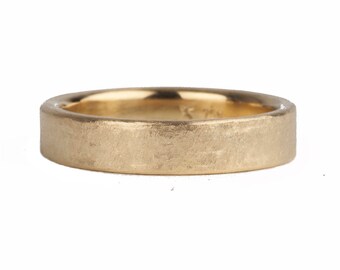 flacher Goldring mit rauer Oberflächenstruktur
