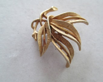 1960's gold gathered Willow Leaves Brooch pin