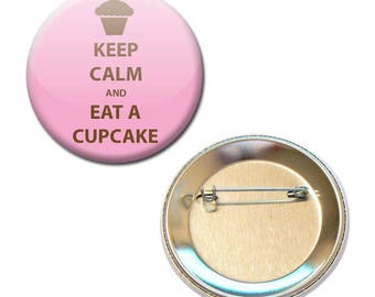 Badge is Keep Calm and Eat A Cupcake 2 Ø 56 mm Pin Button