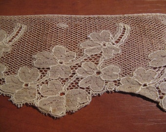 Beautiful antique French silk lace. Size 8 cm x 1.60 mtr (3.1 "x long 63") ... ca. 1920!