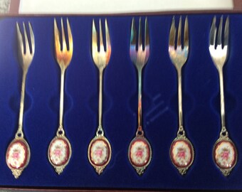 Vintage SEAFOOD FORKS in case. Complete set of six in great condition. JAPAN.Silver plated on Steel. Need cleaning..very unique set