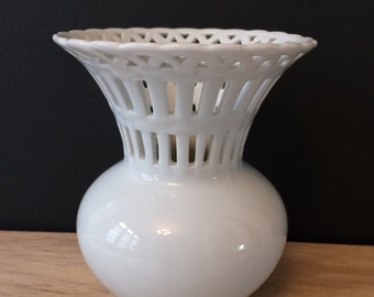 white pierced porcelain vase / Hollywood Regency / Blanc de Chine