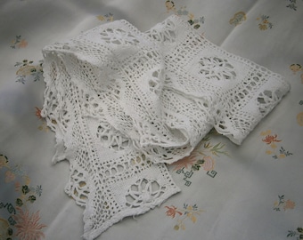Vintage 1930s length of wide crotched white cotton lace trim shelf edging crafts