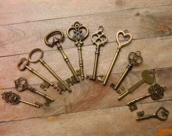 12 large skeleton keys lot wedding keys steampunk antique keys Alice in Wonderland old keys rustic wedding sitting chart clés