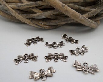 20 knots in silver metal connectors
