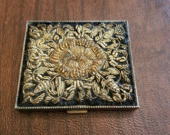 Vintage Unused Schildkraut Treasures of India Tapestry Powder Compact, Gold-Toned Metal w/ Black Fabric and Gold Metallic Needlework Design