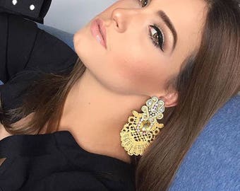 earrings, gilded with torchon
