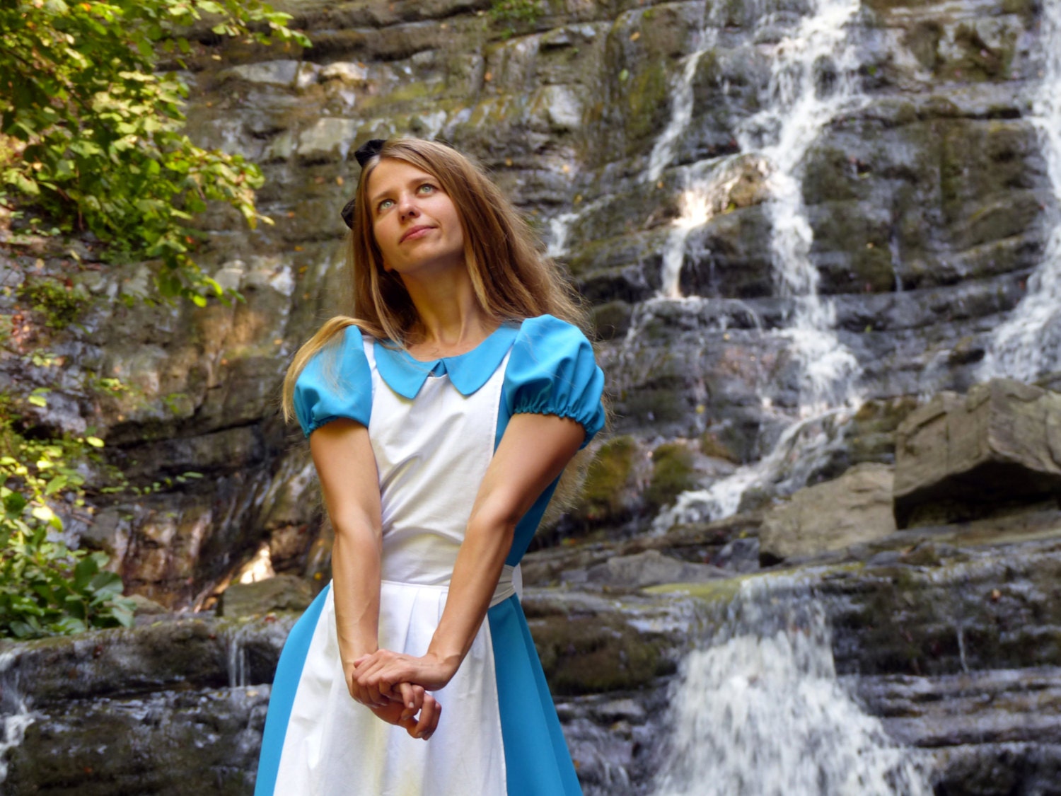 Алиса через кинопоиск. Алиса в стране чудес в голубом платье. Платье Алисы в стране чудес. Алиса в голубом платье. Красивое платье Алиса.
