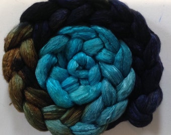 Hand Dyed gradient roving 3ozs polwarth mulberry silk 70/30 Ready to ship