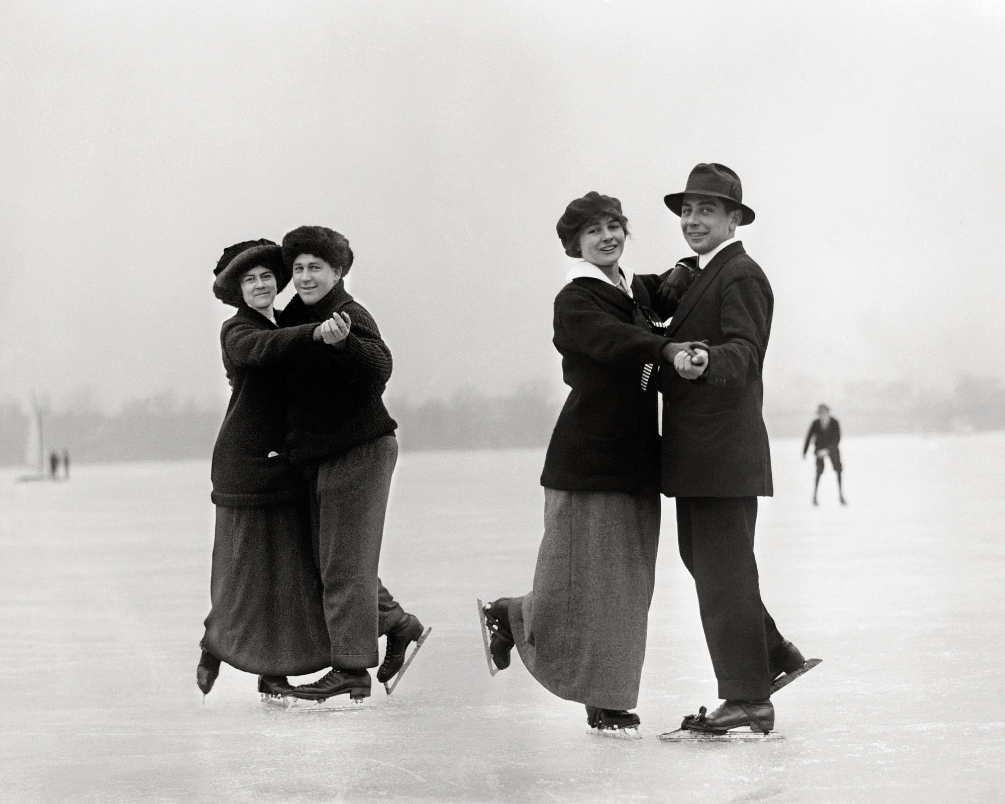 Ретро миссионеры. Ice Skating 1910s. Каток в Юсуповском саду 1865. Фигурное катание 19 века. Ретро каток.