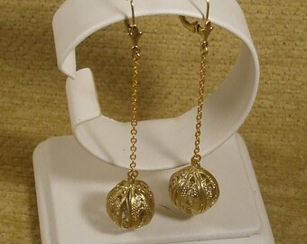 Pair of stud earrings with chain and setting plated gold