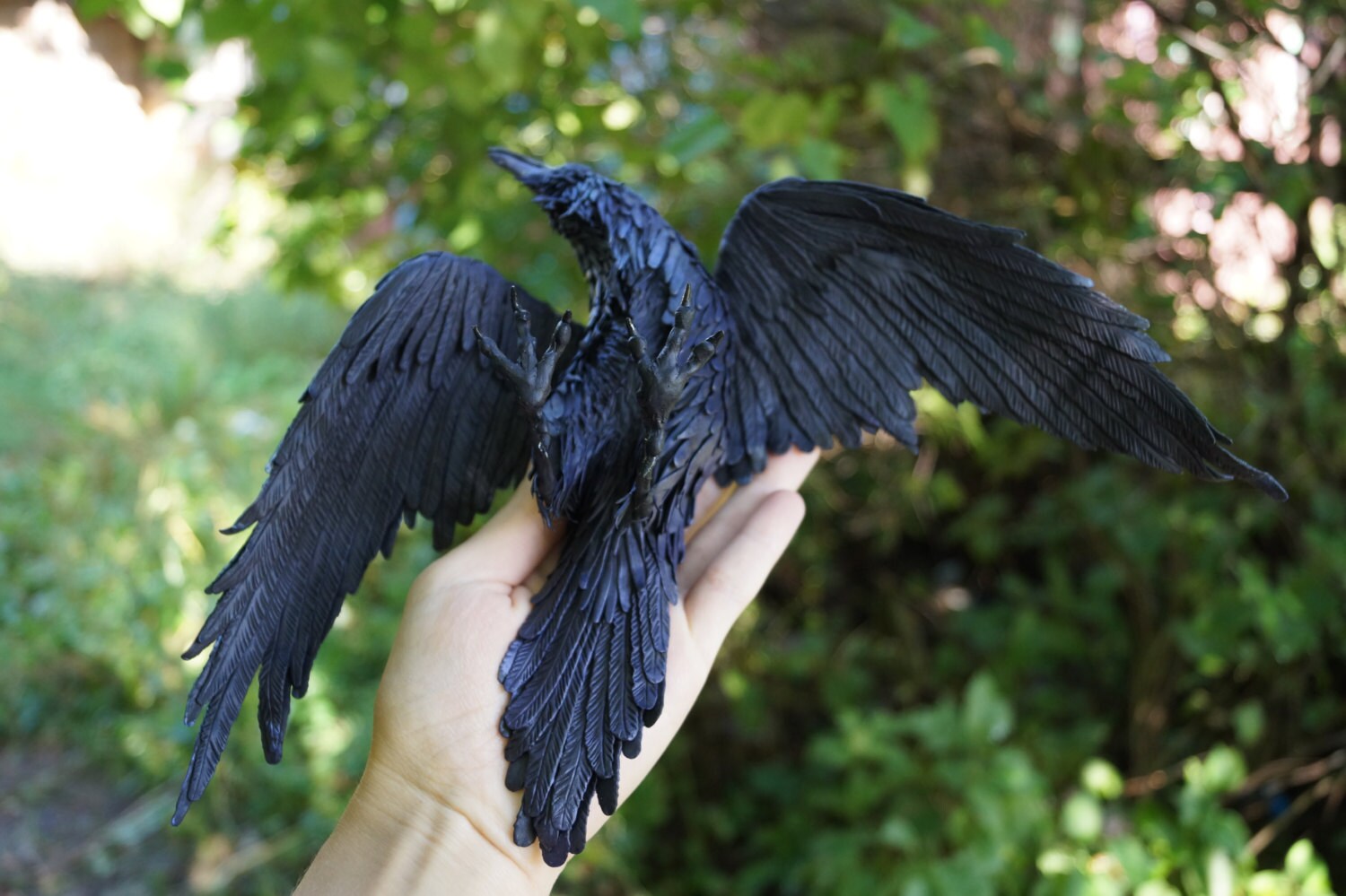 Крылья вороны ремикс. Крыло ворона. Иссиня-черные Крылья. Большая чёрная птица.