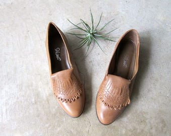 vintage brown leather flats modern 9 West 80s slip ons leather sandals fringed leather loafers minimal leather flats 90s western sandals 5.5