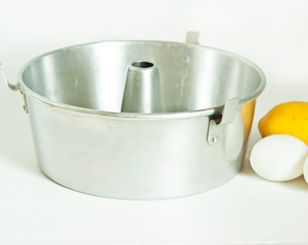 Vintage Wear Ever Angel Food Cake Pan, Bundt Cake Pan with Removable Core, Aluminum Baking Pan