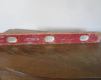 vintage red level, old wood level, industrial decor, vintage woodshop, old red level, vintage tool, man cave,rustic decor,vintage carpenter