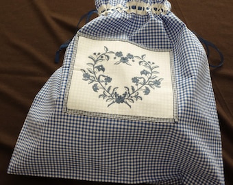 Lingerie bag in gingham with the application of a blue embroidered heart