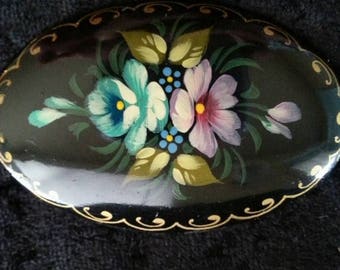 ON SALE Very pretty hand painted 1940s flowered brooch pin